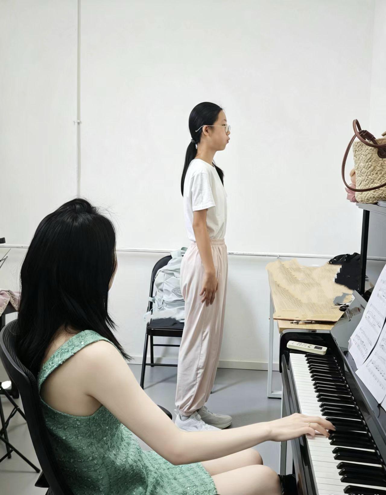 钢琴音乐艺考课堂中老师指导学生