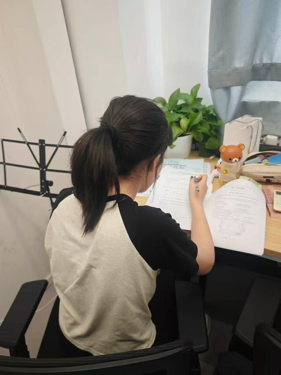 音乐艺考学生在琴房学习记录