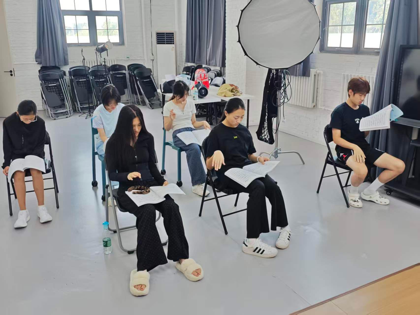 音乐艺考学生记录老师讲解的内容