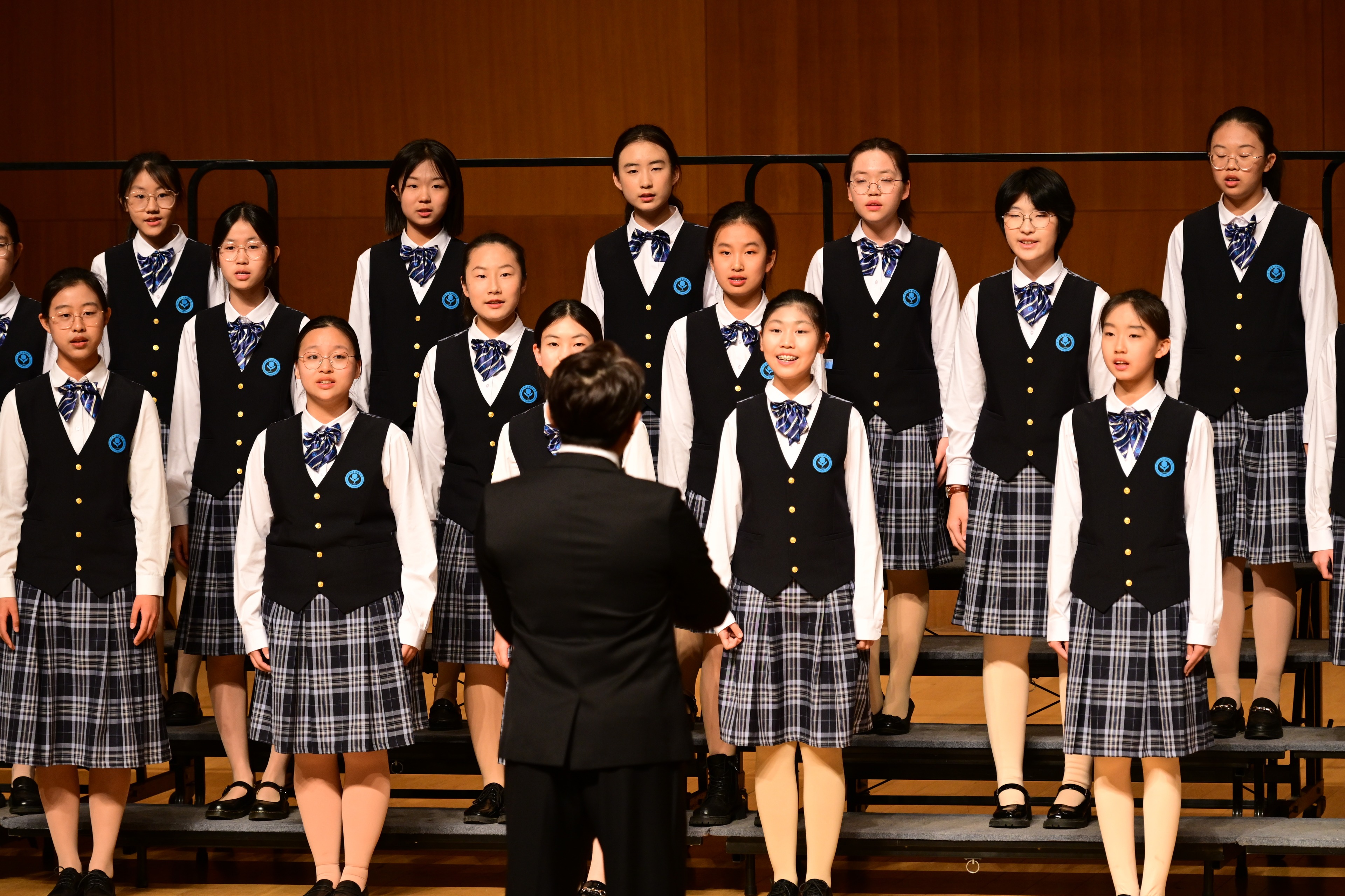 杨同学参加合唱舞台演出