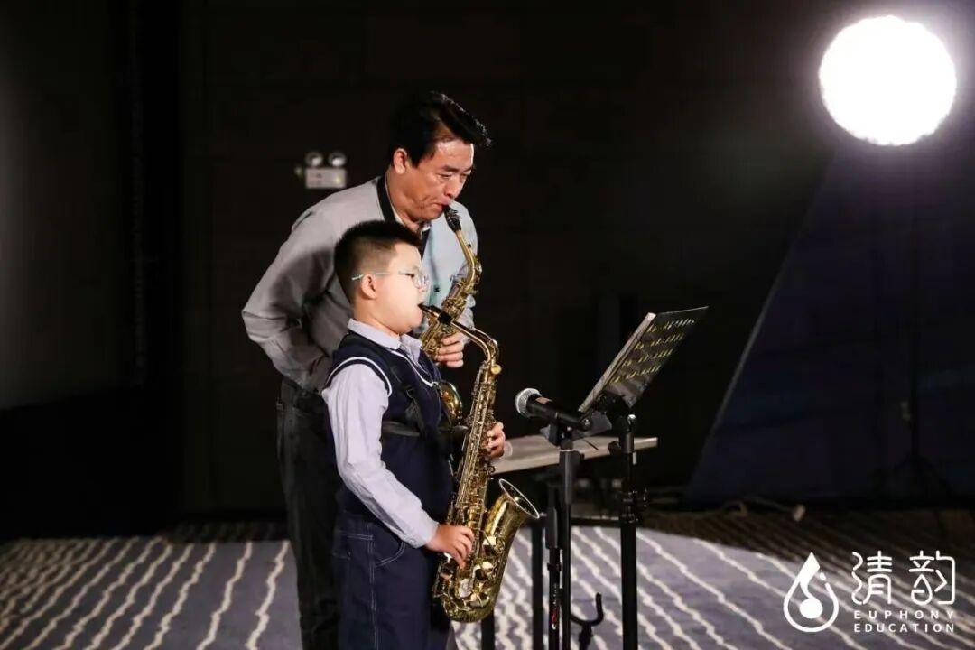 杨竣翔师从王清泉教授